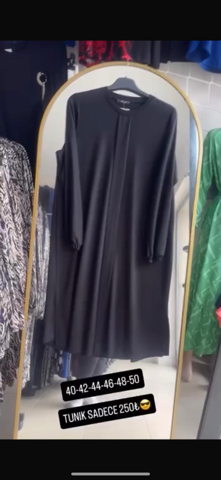 سترة سوداء بتفاصيل مخططة مطوية من الأمام.