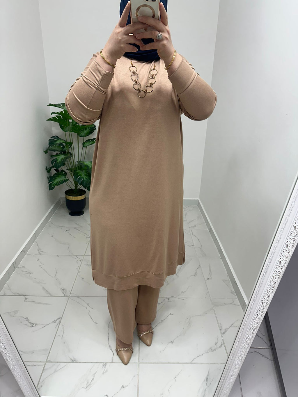 طقم سترة وبنطال مرصع بالكريستال